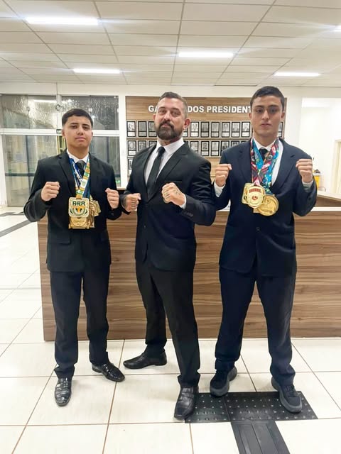 Alunos do HOS Jiu-Jitsu com medalhas de campeonato