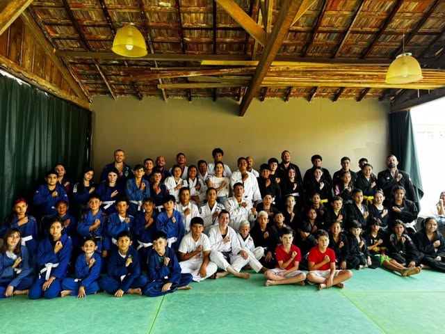 Turma do HOS Jiu-Jitsu reunida após o treino