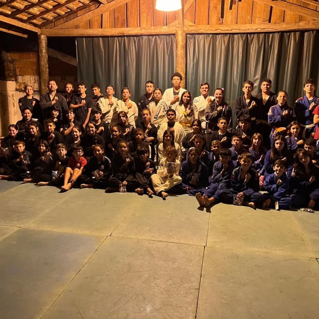 Turma reunida durante treino noturno